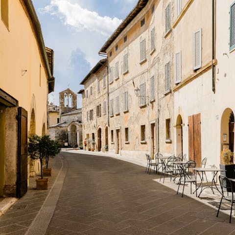 Drive to San Quirico d'Orcia, 14km away