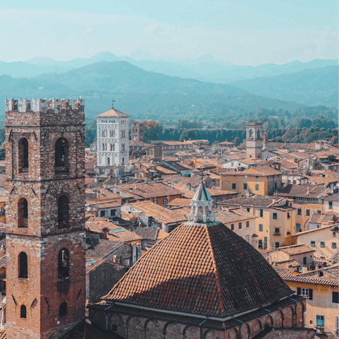 Explore the majestic city of Lucca – just fifteen-minutes away