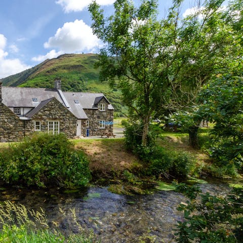 Drink up the scenic backdrop and birdsong with morning coffees from here