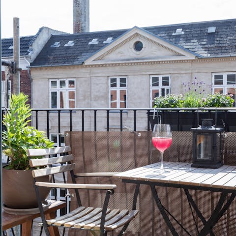 The sunny terrace with space for two