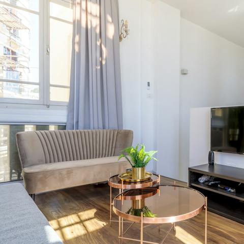 The Art Deco-esque scallop edge sofa