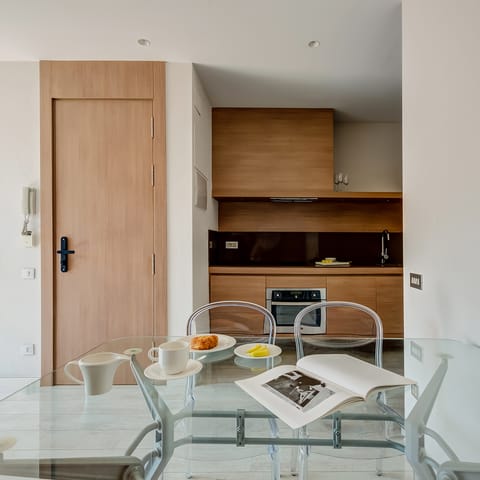 The minimalist dining table