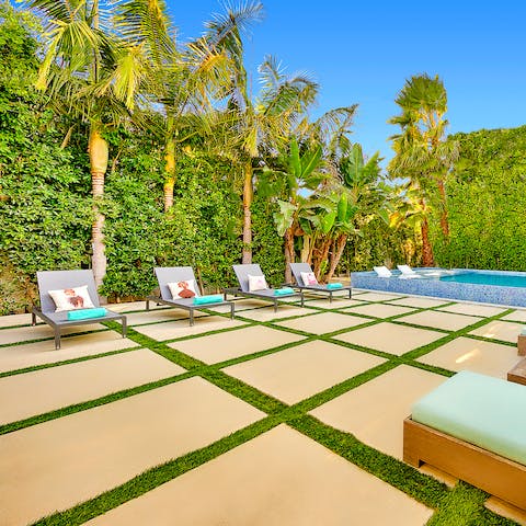 Sunbathe in the garden on the day beds by the pool