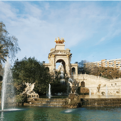 Picnic in Ciutadella Park, a mere five-minute stroll away