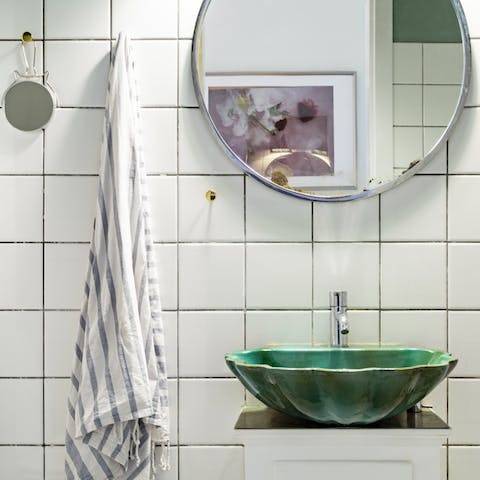 This pretty seashell sink