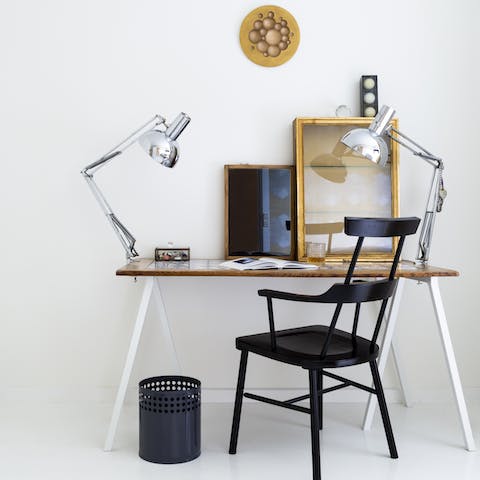 This relaxing desk space