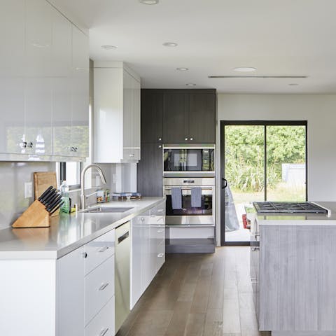 Prepare the side dishes for your barbecue in the minimalist kitchen