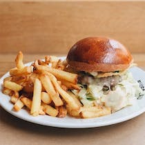 Try delicious burgers at Le Ruisseau