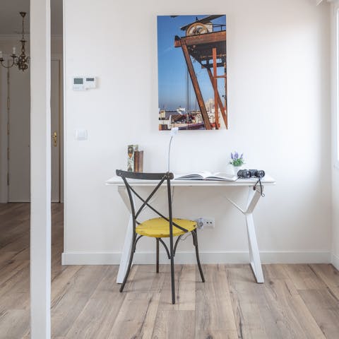 This sunny writing desk
