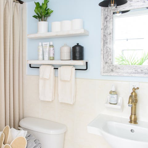 A farmhouse style bathroom