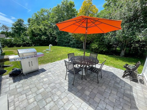 Eat alfresco in the sunshine beside the lawn