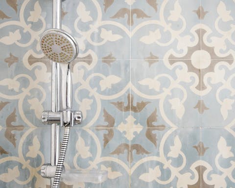 The decorative tiles in the bathroom