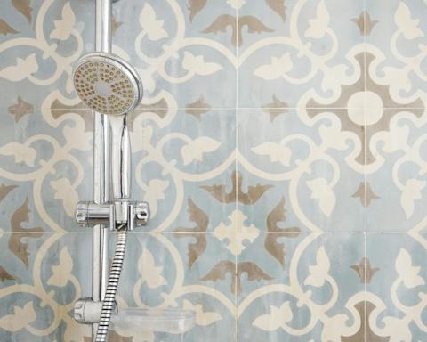 The decorative tiles in the bathroom