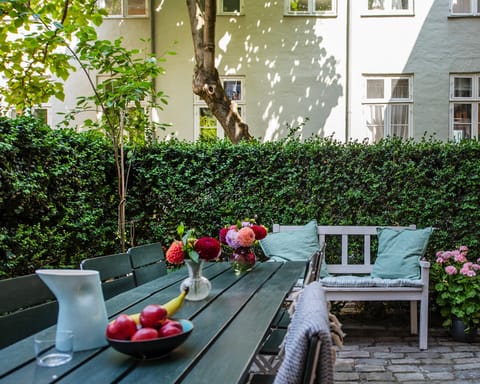 The cosy back garden