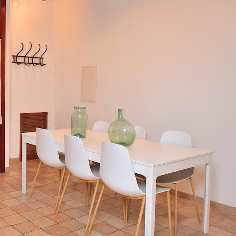 Enjoy some coca de trampo at your dining table