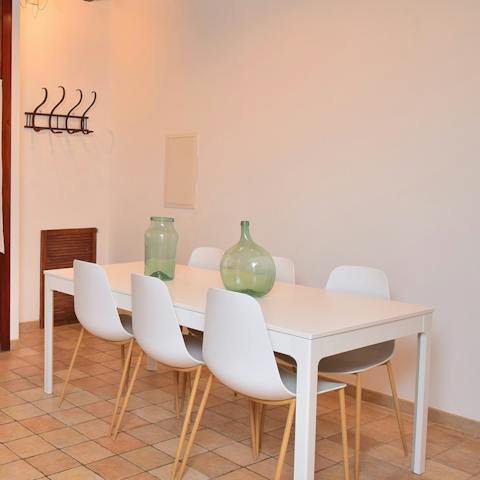 Enjoy some coca de trampo at your dining table