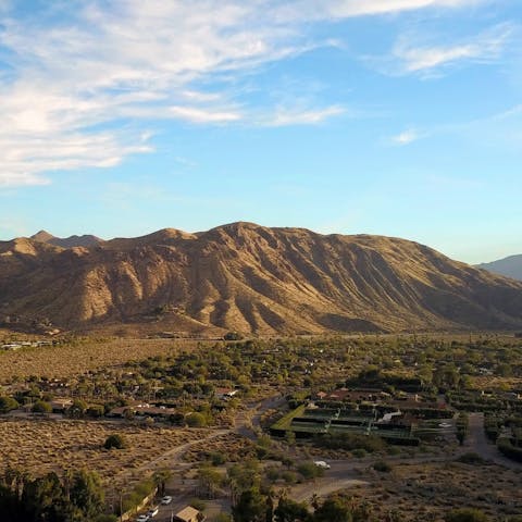 Explore the stunning mountain landscapes that surround Palm Springs