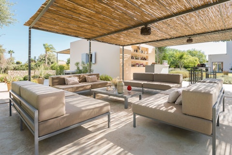 Spread out under the pergola with a well-stocked bar close by