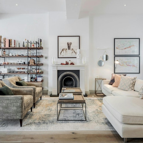 Savour laidback evening drinks in the living room