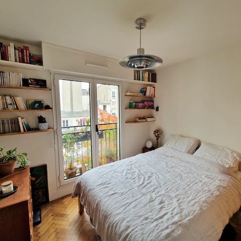 Wake up feeling like a local in the typically Parisian bedroom with vintage furniture