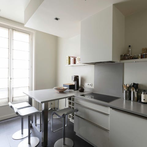 Hop up to the breakfast bar to enjoy croissants in the sleek kitchen