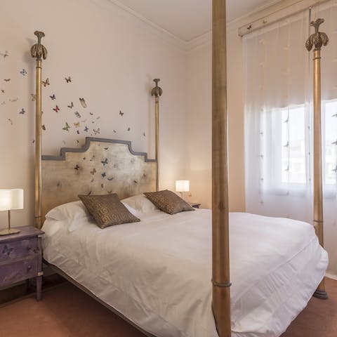 Fall in love with the romantic bedrooms with bold wallpaper prints