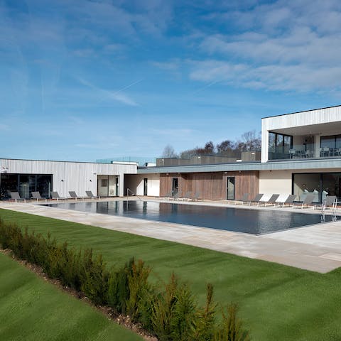 Find relaxation in the spa and swimming pool
