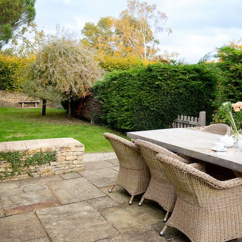 Celebrate the great outdoors with evening drinks and barbecue meals