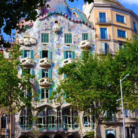 Stroll to Casa Batlló in nineteen minutes, stopping for a cocktail en route