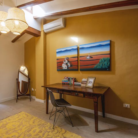 Come to this warm-toned workspace in order to lighten your remote workload