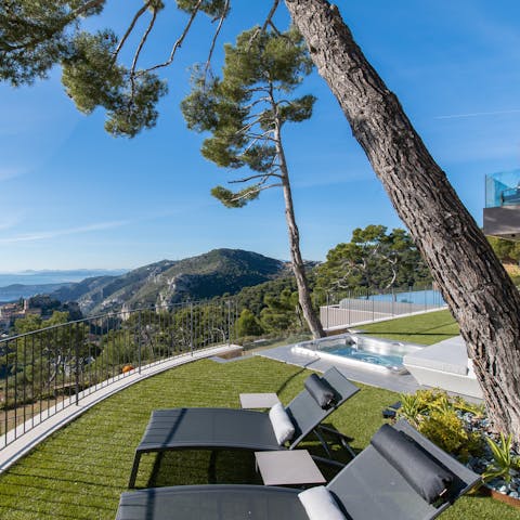 Sunbathe on the balconies