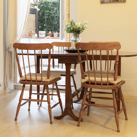 Enjoy local ingredients and plan a new day at the dining table