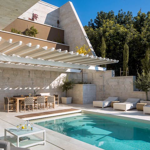 Step out of the sun-kissed pool and enjoy an alfresco lunch with your loved ones