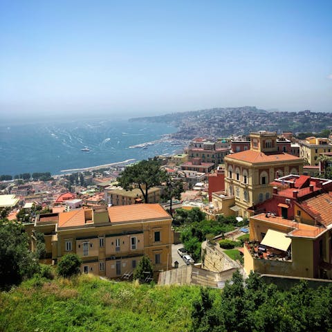 Discover the beautiful bays and Roman architecture of Naples