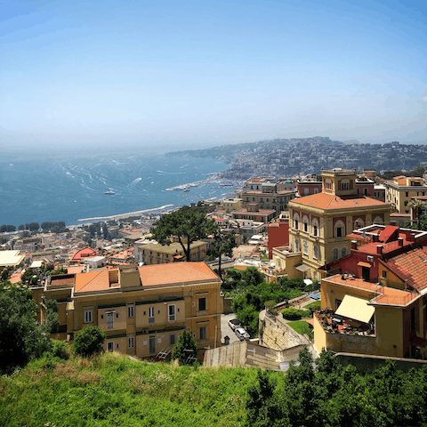 Discover the beautiful bays and Roman architecture of Naples