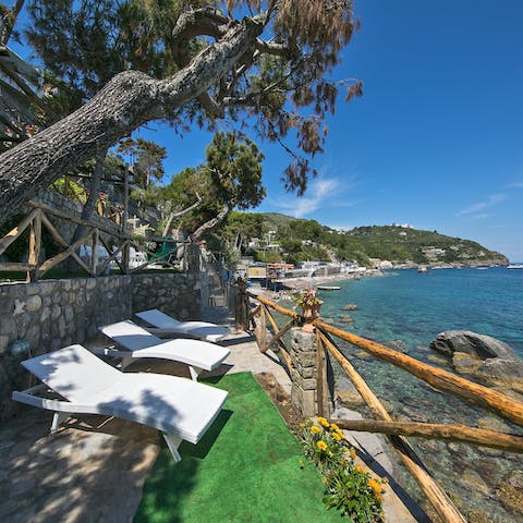 Relax and watch the waves whilst sunbathing in the garden
