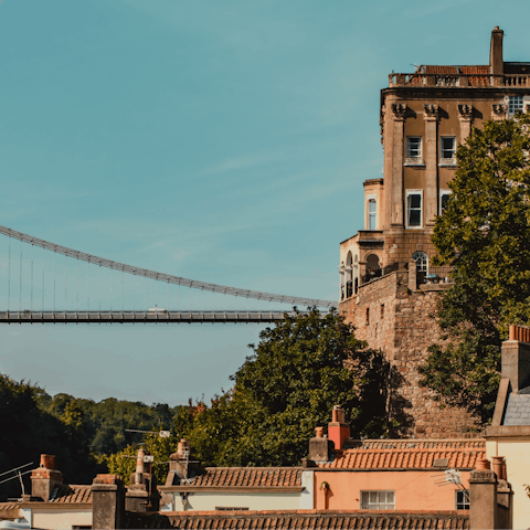 Discover the diversity of Bristol – the city centre is only a ten–minute drive away