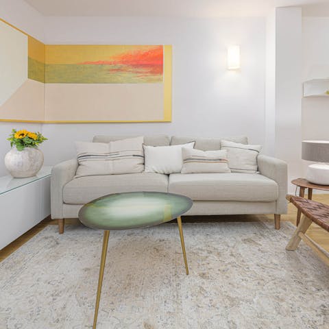 Relax in the cosy living space with a glass of white sangria