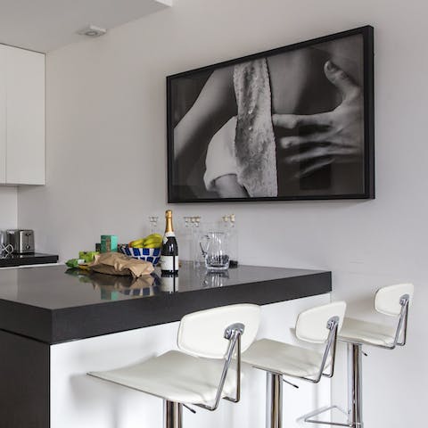 Enjoy a champagne brunch with your friends at the breakfast bar