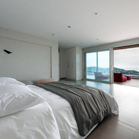 Wake up to views of the waves in the top-floor main suite