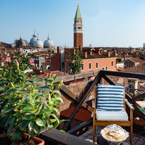 Take in awe-inspiring 360-degree views over the city rooftops and beyond