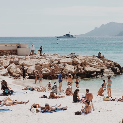 Spend the day on Ciotat’s beaches, a fifteen-minute walk away