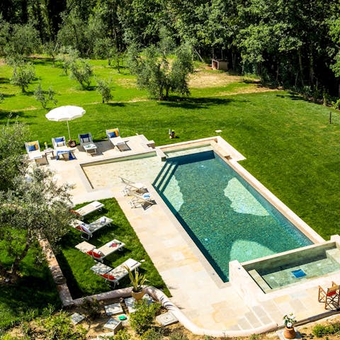 Guests loved the beautiful garden, pool, and whirlpool.