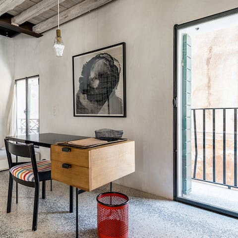 Write a travel blog of your time in Venice at the desk