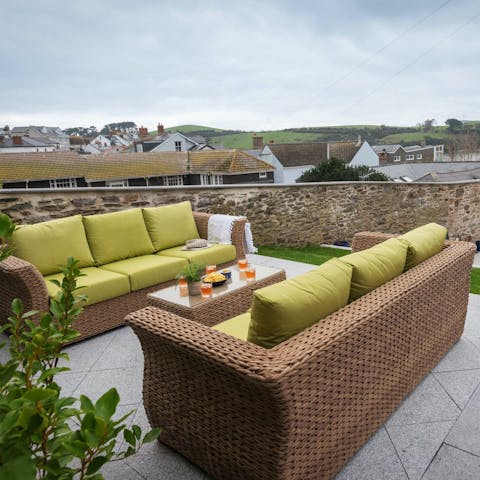 Make this the meeting point for pre-dinner sundowners