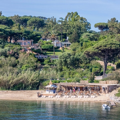 Enjoy direct access to Graniers beach and a private mooring