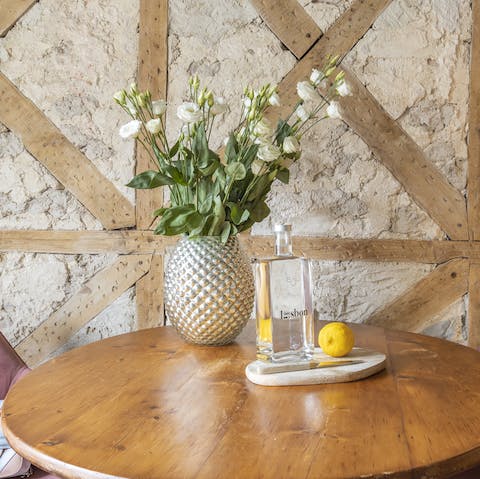 Admire the gaiolas as well as your complimentary fresh flowers from the host