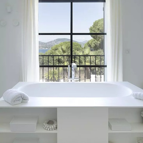 Sink into the hot waters of a luxurious bath in the main en-suite