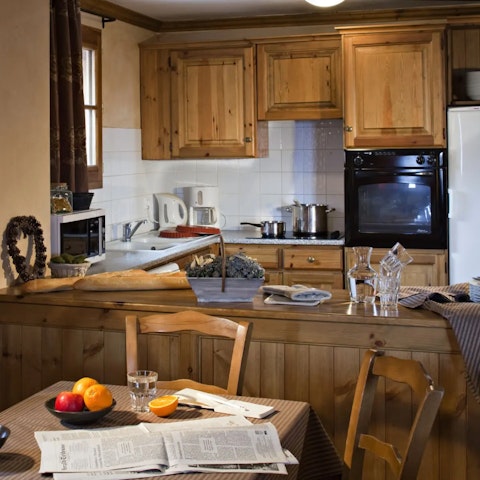 Sit down to après-ski dinner and drinks at home