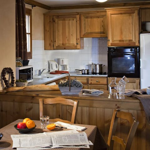 Sit down to après-ski dinner and drinks at home